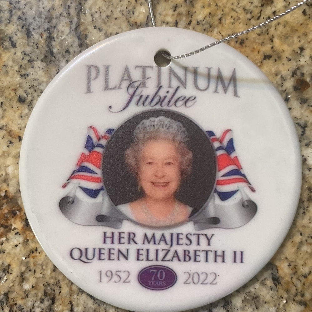 Queen Elizabeth II Her majesty ornament collector 3” - Picture 3 of 3